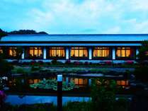 　【三木屋　参蒼来】総平屋造りの珍しい湯宿。広々とした敷地には日本庭園が広がる。