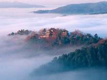 天空の城とも言われる備中松山城が雲海に浮かんだ姿は幻想的です。　　