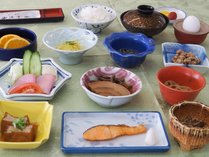 【ご朝食】地元の自然素材を大切にした和食、お米は澄んだ空気と水で育まれた新潟名産コシヒカリです。