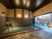 グランドアネックス館女性大浴場浴室。本館よりも広く、坪庭は日本庭園をイメージ。