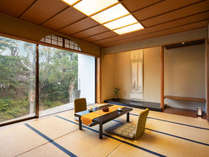 【和室12畳】穏やかな雰囲気に、のんびりと心がゆるむ和の空間。