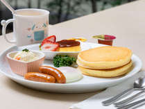 【お子様用洋朝食】ふわふわパンケーキにウインナーなど、ボリューム抜群の朝ごはんで朝から元気チャージ！