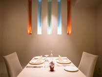 ＜レストラン‐ミル・エルブ＞大塚孝博のデザインによる洗練された空間は、料理の繊細さがより際立ちます。