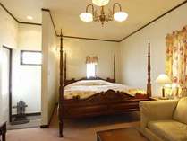 英国アンティークコテージの１室。各部屋ごとにベッドと内装が異なります。