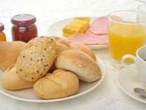 ◆バイキング朝食では天然酵母パンをどうぞ♪（クロワッサンが人気！）