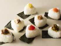 豊かな甘みともっちり食感が美味しい北海道産米の代表格“ゆめぴりか”ブレンド米を使用した実演おにぎり。