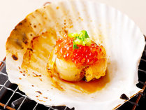 【ご朝食】北海道産ホタテの殻焼き～いくらをのせて～：北海道産のホタテに贅沢にいくらをトッピング