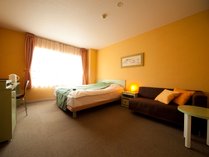 【客室】21.2平米の広めのお部屋に、クイーンサイズのゆったりベッド(一例)