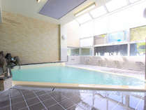 *温泉大浴場（男湯）／室内大浴場も広く、明るく気持ちよくお湯を楽しめます。