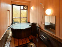 「永楽の湯」無料貸切風呂（丸風呂）利用時間40分。源泉【地蔵の湯】は宿のすぐ隣から噴出。