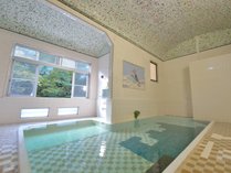 *大浴場/清流ゆびそ川の緑を望み明るく清潔でアーチ天井・モザイクタイルのお風呂