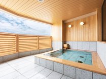 十和田石で造られた3階の貸切風呂『海の湯』。50分/2,200円にて貸切が可能です。