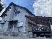 2階建てのようで実は秘密の屋根裏付き。建物右は雨でも平気のBBQデッキ。