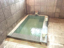 ・＜女湯＞ピンクタイルを基調としたお風呂です。日によって湯花の量が違うため、濁り方が変わります