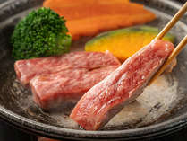 ■お料理一例■陶板の上で焼くお肉は“ジューシー”な肉汁と共に旨みが口いっぱいに広がる！