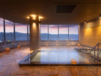 【展望大浴場】パノラマの窓からは、四季折々の日田の自然を一望できます