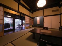 【露天風呂付き離れ・朝倉】和室とツインベッドルームといった和洋室の造りとなっております。