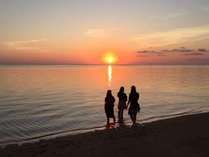 【宿泊無料特典】誰も居ない西表島南海岸に、夕陽鑑賞へご案内。海水浴も可能。