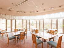 【朝食・昼食レストラン：カトルセゾン】四季折々の風情を楽しめる開放的な空間♪