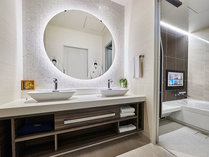 【最上階プレミアムパレス】浴室にはジェットバスやオーバーヘッドシャワーが。32インチの浴室テレビも。