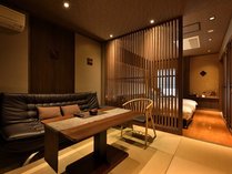 【102】ナチュラルスイート　月の泉美（つきのいずみ）リビングルーム。琉球畳が心地よい空間です。