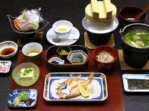 本館朝食一例／辰口産コシヒカリをつかった炊きたてのご飯、魚の干物、魚のダンゴのお味噌汁、蒸し野菜など