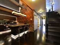 *[1階室内一例]空間を贅沢に使ってデザインされた、2階建てのメゾネットタイプ。