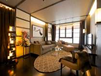 *[2階リビングルーム]モダンでラグジュアリーな装飾と、日本古来の美しさを融合させたデザイナーズルーム。