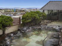 【露天風呂】街並みや遠く函館山も見える最上階の露天風呂。