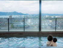 【内風呂】函館の街並みを眺め、露天風呂気分で味わえる「雲海」の内湯