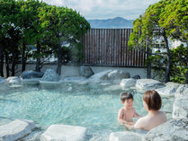 【露天風呂】女性用露天風呂からは函館山が望める