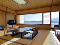 【和室12畳】海側に面した和室です。テラスからは、世界遺産「宮島」と瀬戸内海を望みます。