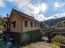 昔の醤油蔵をイメージした循環型ゲストハウス(建築家・石井和紘氏設計)