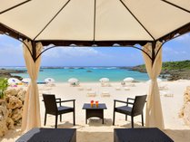 【シギラビーチ（リゾート内）】テント式カバナは、一棟ずつ区切られたプライベート空間（※3～11月限定）