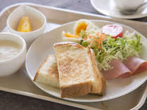 【洋朝食】トースト、サラダ、スープ、フルーツなどの洋朝食です