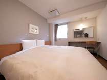 【ダブルルーム】17平米・ベッド幅200ｃｍ、キングサイズベッドを使用したホテルで1番広いお部屋