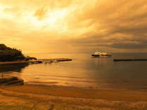 【客室・眺望】黄金色の染まった海景色をお楽しみください。3月下旬～9月中旬は夕日も楽しめます。