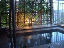 和モダンな翠明露天風呂付客室（10畳）一例。川を上から見下ろせるタイプです。