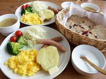朝食は、北海道産の食材を生かしたシンプルな味付けと天然酵母のパン。