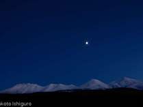 *富良野の月の夜空／夜の十勝岳連峰を照らすように輝く月。ここでしか見られない幻想的な風景。　　