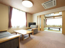 十勝川を見下ろす和室と、広々とした応接室の2間続きの客室「紫苑」です。