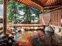 川沿いの新露天風呂からモール温泉と大自然の四季風景をお楽しみください。