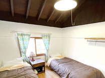 ・【客室の一例】山小屋風ツインルーム