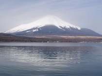 山中湖の湖上から見る富士山