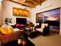リゾートを感じるリビングの家具は、タイ王室御用達のウォーターヒヤシンス社製です