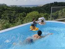 ムーンビーチも見えるプライベートプール。沖縄でも珍しい水温調整付なので年中利用可