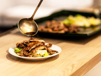 【夕食・ジンギスカンの鉄板焼き】ライブキッチンでは北海道のソウルフード「ジンギスカン」の実演も。