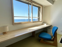 【新装和洋室ツイン】低座椅子でリラックスし、のんびり海を眺め