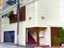カプセルホテル新宿510の外観です。
