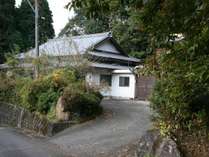 周辺に家がにない静かな里山に囲まれ遠景。